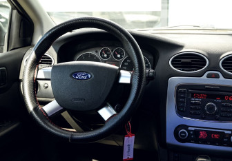 Подержанный автомобиль Ford Focus Sedan 2007 года (19 фото)