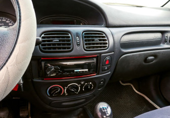 Подержанный автомобиль Renault Megane Sedan 2002 года (11 фото)