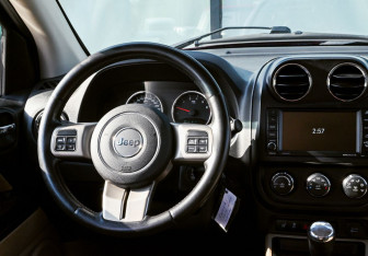 Подержанный автомобиль Jeep Compass 2012 года (20 фото)