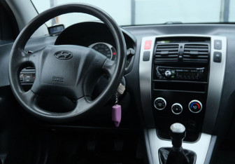 Подержанный автомобиль Hyundai Tucson 2008 года (10 фото)