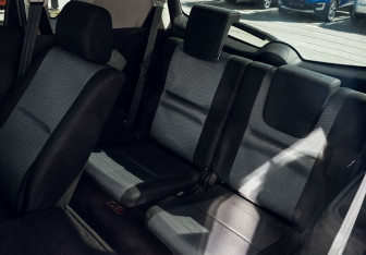 Подержанный автомобиль Toyota Corolla Verso 2008 года (13 фото)