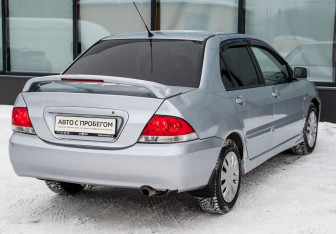 Подержанный автомобиль Mitsubishi Lancer Sedan 2004 года (5 фото)