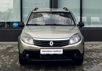 Подержанный автомобиль Renault Sandero 2012 года (8 фото)