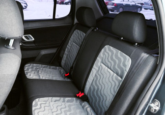 Подержанный автомобиль Skoda Fabia Hatchback 2009 года (16 фото)