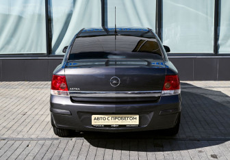 Подержанный автомобиль Opel Astra Sedan 2012 года (4 фото)