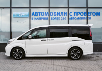 Подержанный автомобиль Honda Stepwgn 2016 года (2 фото)