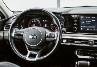 Подержанный автомобиль Kia K5 2021 года (11 фото)