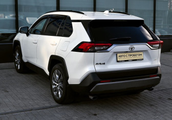 Подержанный автомобиль Toyota RAV4 2022 года (3 фото)