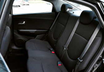 Подержанный автомобиль Kia Rio Sedan 2015 года (17 фото)