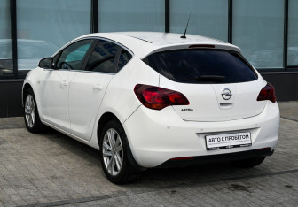 Подержанный автомобиль Opel Astra Hatchback 2011 года (3 фото)