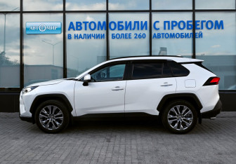 Подержанный автомобиль Toyota RAV4 2022 года (2 фото)