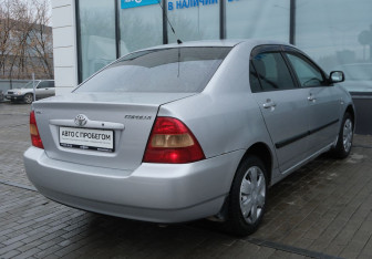 Подержанный автомобиль Toyota Corolla Sedan 2004 года (5 фото)