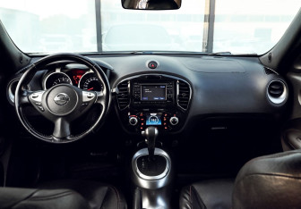 Подержанный автомобиль Nissan Juke 2011 года (17 фото)