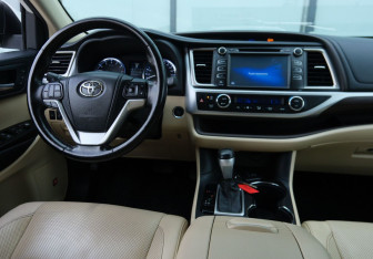Подержанный автомобиль Toyota Highlander 2014 года (11 фото)