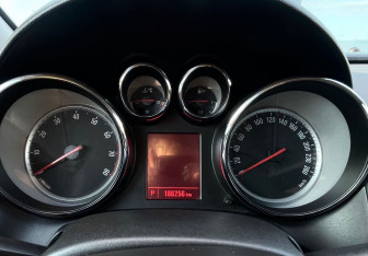 Подержанный автомобиль Opel Astra Hatchback 2013 года (15 фото)