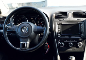 Подержанный автомобиль Volkswagen Golf Hatchback 2010 года (17 фото)