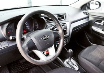 Подержанный автомобиль Kia Rio Hatchback 2013 года (13 фото)