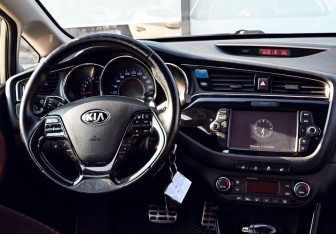 Подержанный автомобиль Kia Ceed Hatchback 2016 года (20 фото)