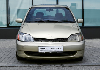 Подержанный автомобиль Toyota Platz 2000 года (8 фото)