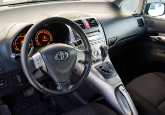 Подержанный автомобиль Toyota Auris Hatchback 2008 года (9 фото)