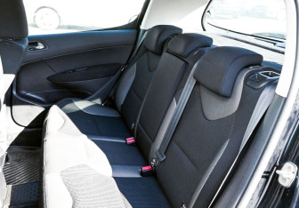 Подержанный автомобиль Peugeot 308 Hatchback 2011 года (15 фото)