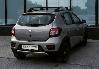 Подержанный автомобиль Renault Sandero 2017 года (5 фото)