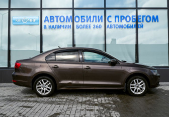 Подержанный автомобиль Volkswagen Jetta Sedan 2012 года (6 фото)