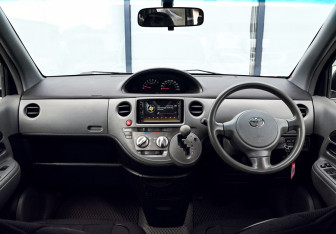Подержанный автомобиль Toyota Sienta 2010 года (15 фото)