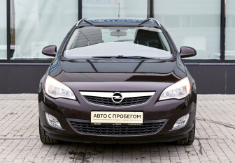 Подержанный автомобиль Opel Astra Wagon 2012 года (8 фото)
