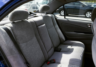 Подержанный автомобиль Toyota Prius Sedan 2001 года (14 фото)