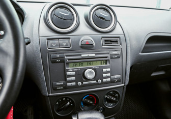 Подержанный автомобиль Ford Fiesta Hatchback 2007 года (13 фото)