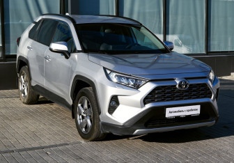 Подержанный автомобиль Toyota RAV4 2021 года (6 фото)