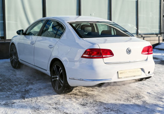 Подержанный автомобиль Volkswagen Passat Sedan 2012 года (3 фото)