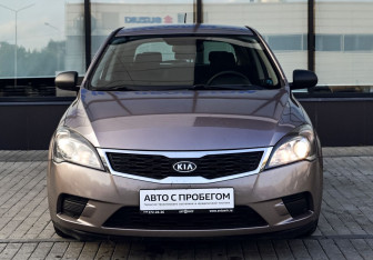 Подержанный автомобиль Kia Ceed Hatchback 2011 года (8 фото)