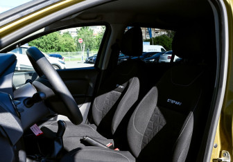 Подержанный автомобиль Renault Sandero 2015 года (16 фото)