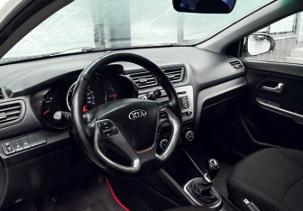Подержанный автомобиль Kia Rio Sedan 2015 года (15 фото)