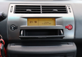 Подержанный автомобиль Citroen C4 Hatchback 2010 года (11 фото)