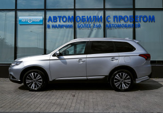 Подержанный автомобиль Mitsubishi Outlander 2020 года (2 фото)