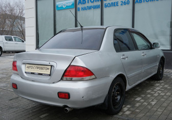 Подержанный автомобиль Mitsubishi Lancer Sedan 2004 года (5 фото)