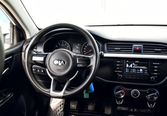Подержанный автомобиль Kia Rio Sedan 2017 года (18 фото)