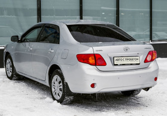 Подержанный автомобиль Toyota Corolla Sedan 2007 года (3 фото)