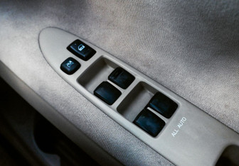 Подержанный автомобиль Toyota Ipsum 2004 года (15 фото)