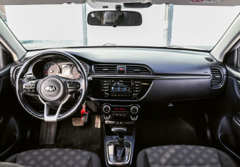 Подержанный автомобиль Kia Rio Sedan 2017 года (12 фото)