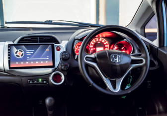Подержанный автомобиль Honda Fit 2013 года (17 фото)