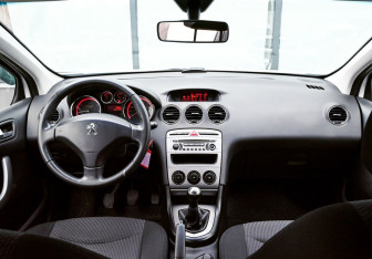 Подержанный автомобиль Peugeot 408 2013 года (16 фото)