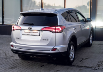 Подержанный автомобиль Toyota RAV4 2018 года (5 фото)