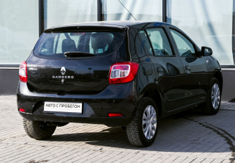 Подержанный автомобиль Renault Sandero 2015 года (5 фото)