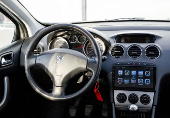 Подержанный автомобиль Peugeot 308 Hatchback 2010 года (11 фото)