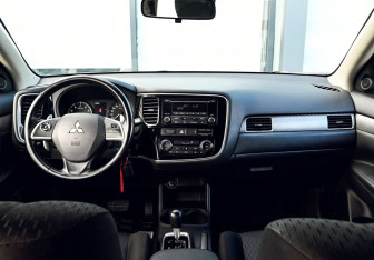 Подержанный автомобиль Mitsubishi Outlander 2013 года (17 фото)