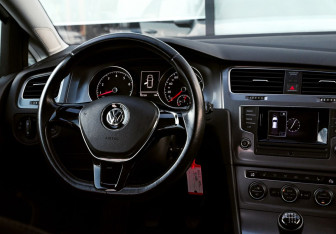 Подержанный автомобиль Volkswagen Golf Hatchback 2014 года (17 фото)
